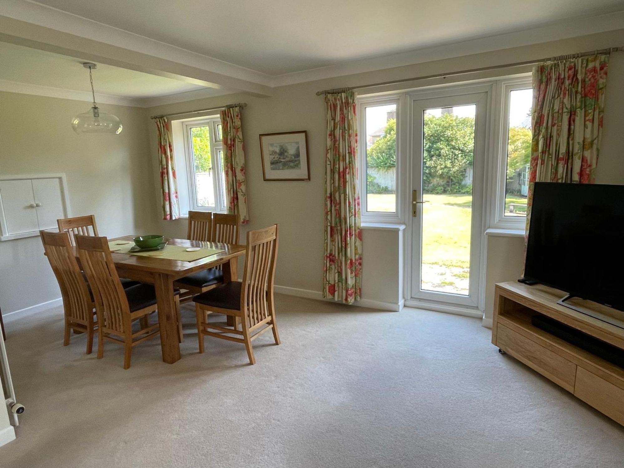 Charming Bournemouth House With Beautiful Spacious Gardens, 5 Min Drive To Beaches, Free Parking For 2-3 Cars ภายนอก รูปภาพ