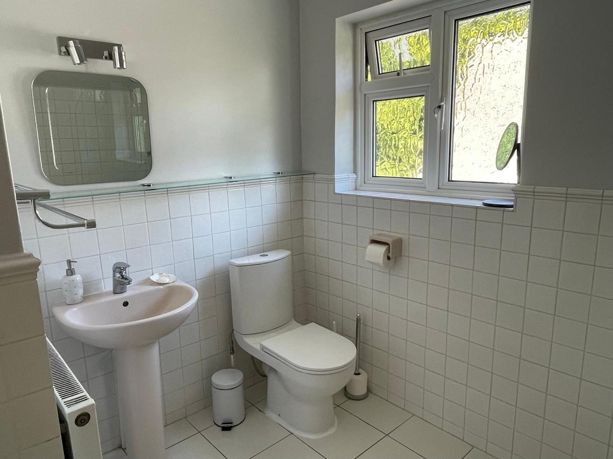 Charming Bournemouth House With Beautiful Spacious Gardens, 5 Min Drive To Beaches, Free Parking For 2-3 Cars ภายนอก รูปภาพ